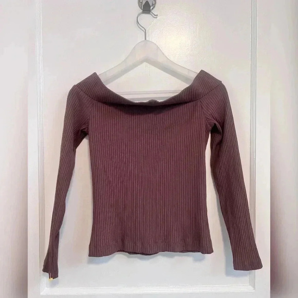 Aritzia Wilfred Freeman Top Off
Shoulder Ribbed Long Sleeve Top LIKE NEW - Picture 2 of 7